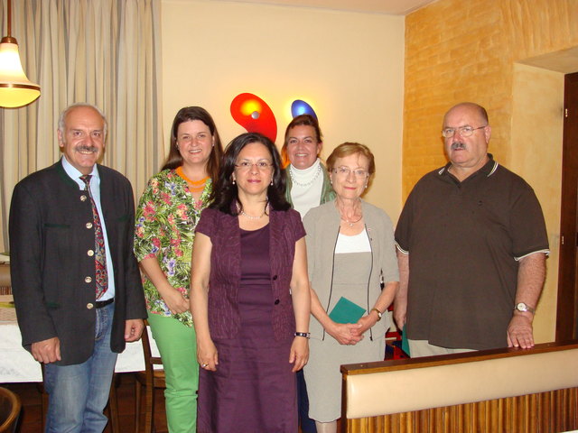 Übergabe: Bgm. Friedrich Schwarzenhofer, Julia Panholzer, Lizeth Außerhuber-Camposeco, Eva Maria Rieder, Elisabeth und Johann Bernegger.