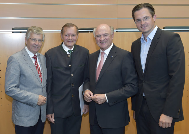 Feierliche Ehrenzeichenverleihung an Ortsvorsteher a.D. Uldrych: LA STR Willibald Eigner, Ortsvorsteher a.D. Karl-Heinz Uldrych, Landeshauptmann Erwin Pröll, Bürgermeister Stefan Schmuckenschlager. | Foto: NLK Pfeiffer/Filzwieser