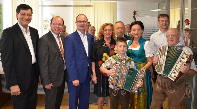 LHStv. Franz Steindl, LR Michaela Resetar, LR Andreas Liegenfeld, KO Rudolf Strommer mit der Künstlerin Andrea Ballon, dem Marzer Bürgermeister Gerald Hüller und den Musikern, die für die musikalische Umrahmung sorgten.