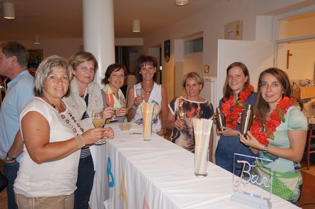 Daniela Durstberger, Eva Maria Gattringer, Sabine Schardtmüller, Gertrude Leitner und Waltraud Schuhmann genossen die Cocktails von Birgit Grasböck und Melanie Wöss (v. l.). | Foto: Christian Auberger