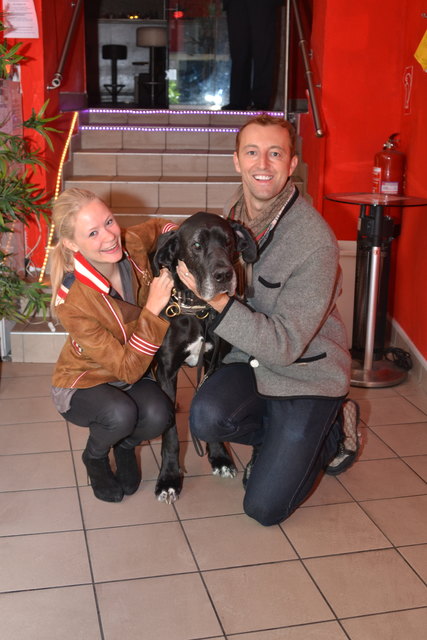 Die Liebe zum Tier verkörpern auch Sohn Mario Max Prinz zu Schaumburg Lippe (re.) und seine Gattin Kat Boe (Hier mit dem Hund von Prinzessin von Hohenzollern).