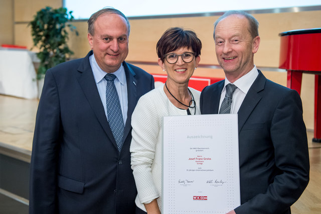 WKOÖ-Präsident Rudolf Trauner gratuliert Sieglinde und Josef Groiss zur Auszeichnung zum 35-jährigen Unternehmerjubiläum.