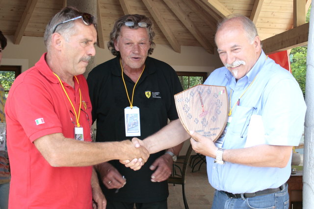 GK Anton Wipfler und Robert Pessl begrüßten den Präsidenten des italienischen Klubs.
