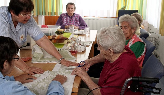 Beim Basteln im Tageszentrum.