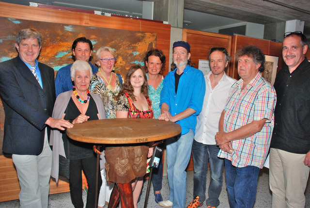 Die acht Burgauer KünstlerInnen mit BH Mag. Max Wiesenhofer (l.) und Bgm. Gregor Löffler (r.).