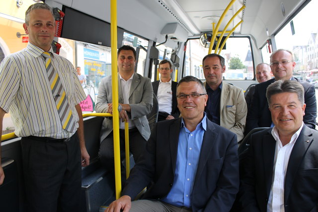Im neuen Bus: Lenker Engelbert Guggenberger, Peter Schmolmüller, Wolfgang Öhlinger, Erich Rippl, Herbert Kubasta, Johannes Pranieß, Reinhold Entholzer und Johannes Waidbacher.