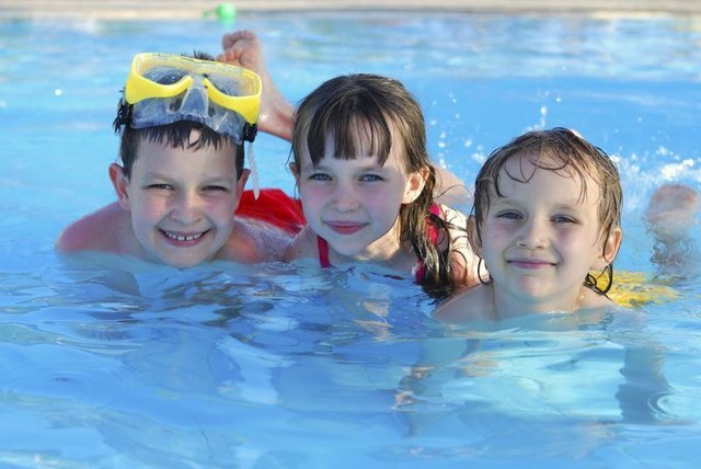 Drei Schwimmbecken stehen den Wasserratten im Stadthallenbad ab sofort zur Verfügung. | Foto: istock