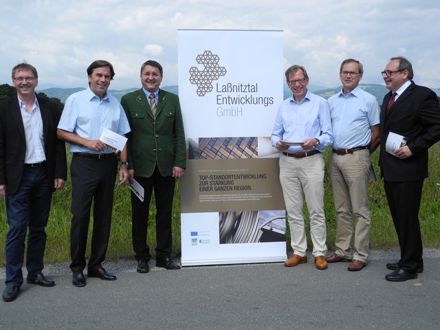 Franz Jöbstl, Max Habisch, Alois Resch, Christian Buchmann, LH Franz Voves, Walter Kröpfl und Manfred Kainz (v.l.) präsentierten die neue Laßnitztal Entwicklungs GmbH vor Ort, am Bauplatz der neuen Bahntrasse.
