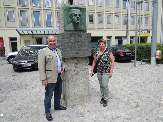 Raoul Narodoslavsky und Claudia Kuretsidis-Haider, beide KPÖ, wollen an der ehemaligen Wirkungsstätte Koplenigs, dem Höchstädtplatz, neben dem Denkmal auch eine Umbenennung des Platzes.