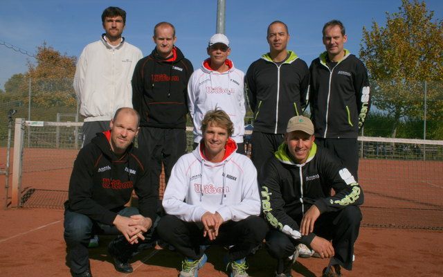 Bild: Hvlnr: Jan Vacek, Bohdan Ulihrach, Jürgen Voith, Robin Lumsden u. Manfred Piermayer
Vorne vlnr: Constantin Burkheiser, Reinhard Kiefer u. Christian Holub | Foto: TC Rodax