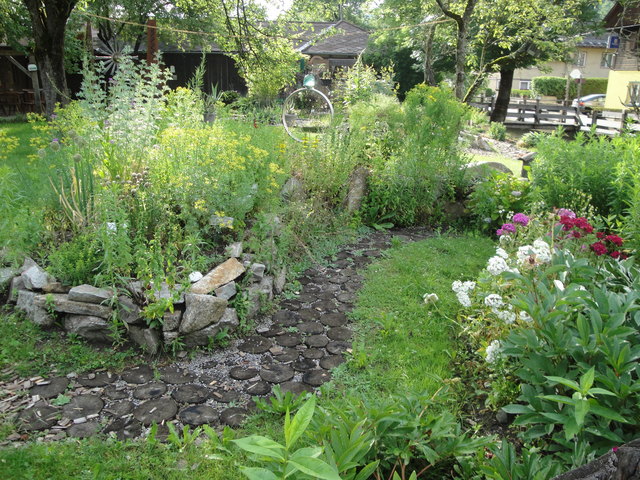 Der Garten Flora K, Ausgangs- oder Einstiegspunkt zum Sonnenweg, mit dem Bauerngartl, in dem jede Menge Wildkräuter gedeihen. | Foto: Rothwangl