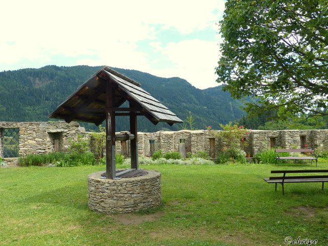 Der geräumige Burghof zwischen dem Ost- und dem Westtrakt wird im Norden von einer Ringmauer mit länglichen Schießscharten begrenzt, die an der Abbruchkante verläuft.