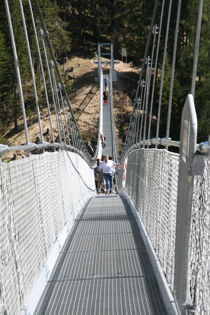 Die Hängebrücke in Holzgau ist ein kleines Abenteuer für viele. Die Benützung ist kostenlos.