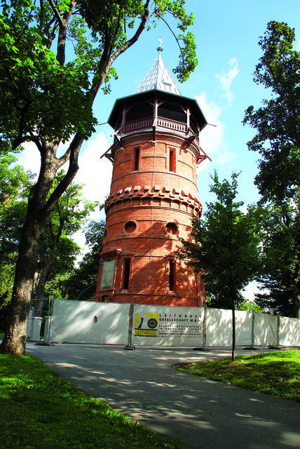 Paulinenwarte: Der mitten im Türkenschanzpark gelegene, 23 Meter hohe Aussichtsturm hat wieder geöffnet.