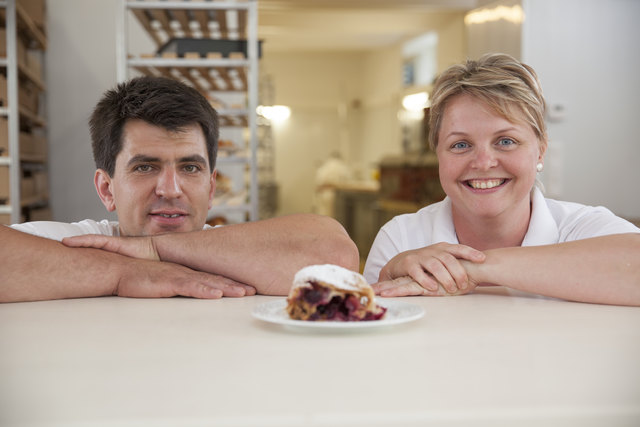 Für den Kirschenstrudel weithin bekannt: Markus und Bettina Kollmann vulgo Boarbauer bereiten die Spezialität zu. | Foto: Victory