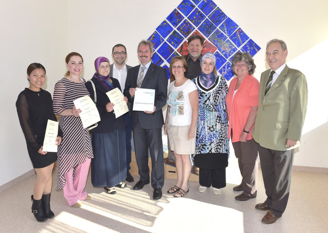 Murat Düze, Landesrat Karl Wilfling, Wolfdieter Hufnagl, Kindergartenleiterin Doris Bader, Evelyne Hufnagl und Walter Holenia mit einem Teil der Kursteilnehmerinnen.