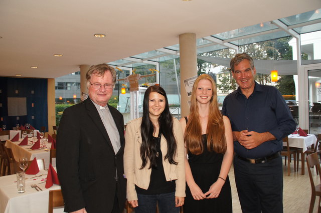 Bischof Manfred Scheuer, die WIA-Praktikantinnen Romana und Pia sowie Georg Schärmer