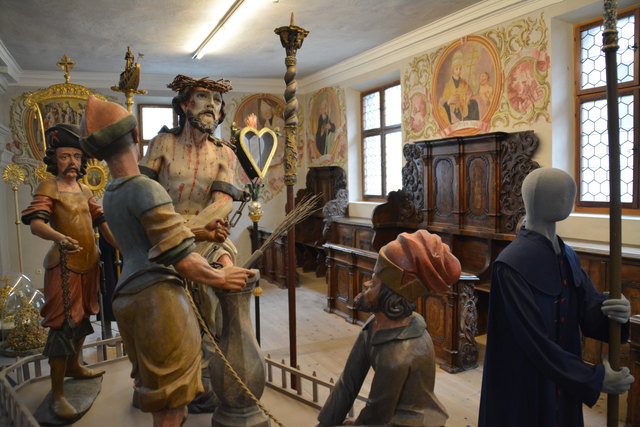 Eine Darstellung der Geißelung Christi aus Holz, beinahe in Lebensgröße, entstanden um 1750.