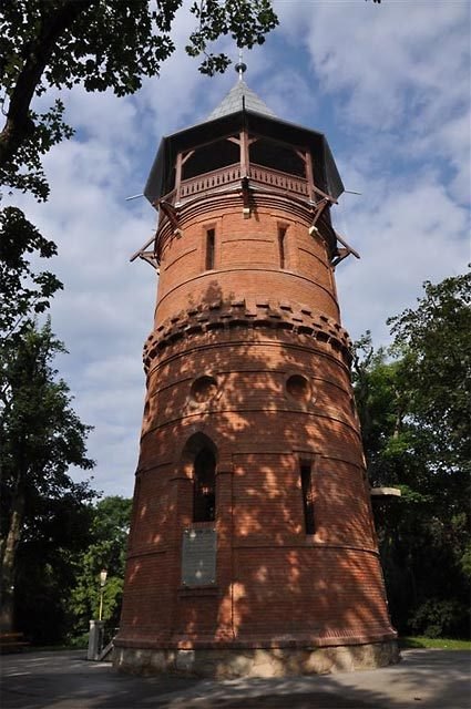 Paulinenwarte: Der mitten im Türkenschanzpark gelegene, 23 Meter hohe Aussichtsturm hat wieder geöffnet.