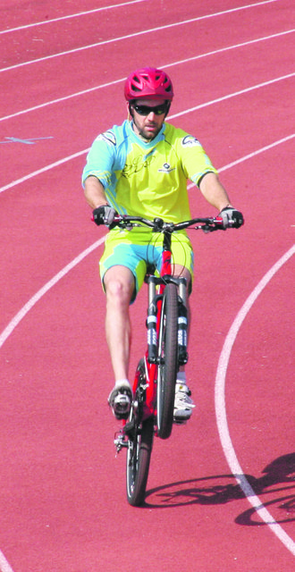 Thomas Kaltenegger beim erfolgreichen Weltrekordversuch im „Hinterrad-Fahren“.