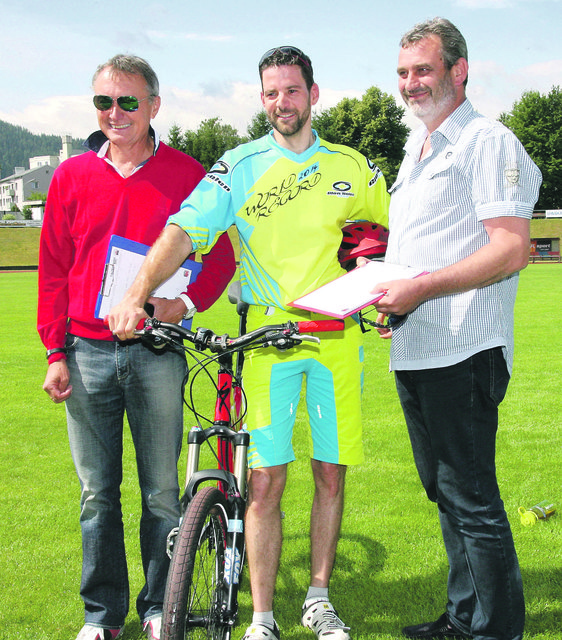 „Baumeister, Brunnenmeister, Weltmeister“: Thomas Kaltenegger mit den „Zeugen“ Gerd Grandl (Radsport-Präsident, links) und Fohnsdorf-Vizebürgermeister Gernot Lobnig.