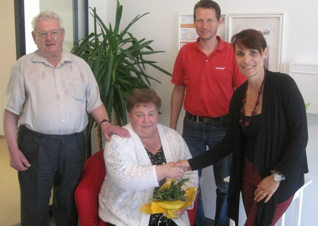 Die neuen Mieter Berthold und Edeltraud Roth mit Volkshilfe-Mitarbeiter Alois Rauecker und Barbara Tröls. | Foto: Privat