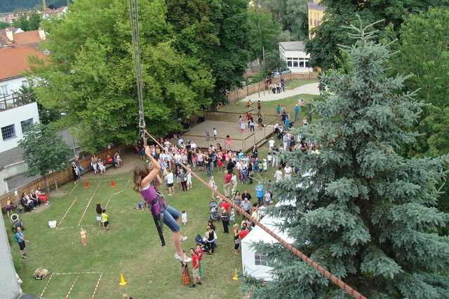 Adrenalinstoss für die Volksschüler beim Seilrutschen aus dem 2. Stock. | Foto: Michael Maili
