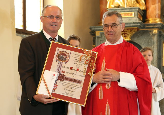 50 Jahre Priester ist Pfarrer Georg Pichorner. Dafür wurde er von Bgm. Franz Ragger ausgezeichnet