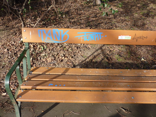 Angeschmiert: Diese Parkbänke schauen dagegen wenig einladend aus.