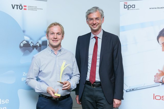 EDISON-Preisträger Christian Mayr (li.) mit Wirtschaftslandesrat Michael Strugl bei der Preisverleihung.
