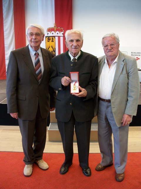 Von links: Otto Treml, Max Petek (Widerstandskämpfer), Ferdinand Kurzböck (Widerstandskämpfer) bei der Verleihung des Goldenen Verdienstzeichens an Max Petek. | Foto: Privat