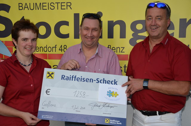 Von li. Marianne Mayr, ICH BIN DU Obmann Manfred Käfer, Baumeister Gerhard Stockinger bei der Scheck-Übergabe am 1. Juli 2014