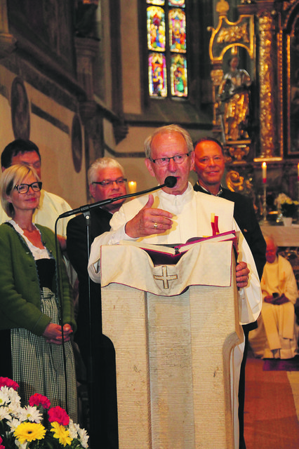 Pfarrer Ferdinand Kochauf erhielt beim Festgottesdienst zum Jubiläum der Pfarre die Ehrenbürgerschaft verliehen. Foto: Söllradl