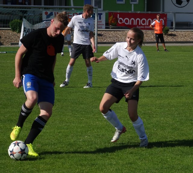 Michael Fasching konnte den Zweikampf gegen Ruth Blasenbauer zwar für sich entscheiden, musste sich mit dem "FC RAUBVOGEL" dennoch im Finale gegen "Die Hobbykicker" 5:2 geschlagen geben.