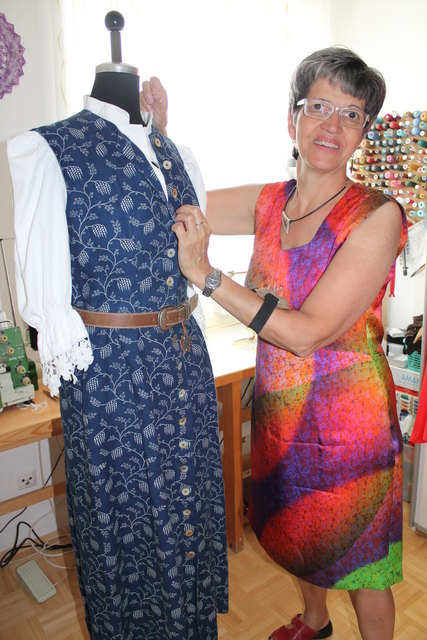 Barbara Tremetzberger mit einem Blaudruck-Kleid für festliche Anlässe.