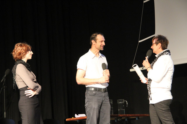 In Vertretung der Siegerinnen nahm Clemens Huber (HLW Kreuzschwestern) den Preis von LAbg. Ulrike Schwarz (re.) und Juliana Neuhuber (l., Medienkollektiv Traum & Wahnsinn) entgegen. | Foto: Welthaus Linz