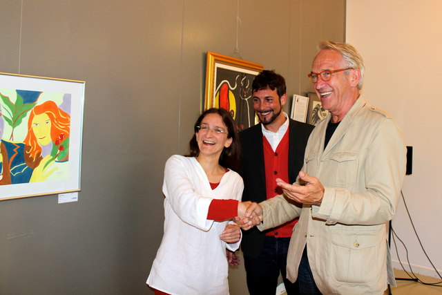 Petra Öllinger mit Bezirkschef Markus Rumelhart und Kilian Franer, der den Wettbewerb ins Leben gerufen hat.