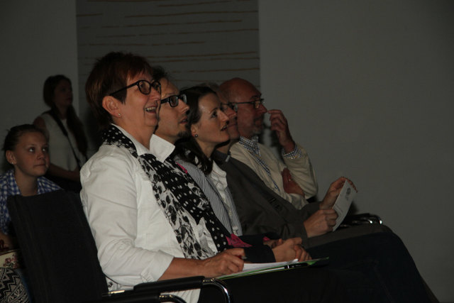 Gebannt verfolgten LAbg. Ulrike Schwarz, Norbert Rainer (Klimabündnis OÖ), LAbg. Johanna Priglinger, Bischofsvikar Johann Hintermaier und Heribert Ableidinger (Welthaus) die Filmbeiträge. | Foto: Welthaus linz