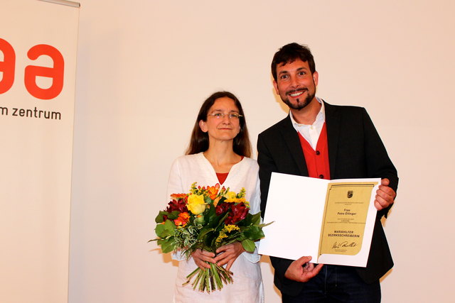Petra Öllinger ist Mariahilfs "Bezirksschreiberin" – hier bei der Preisverleihung mit Bezirkschef Markus Rumelhart.