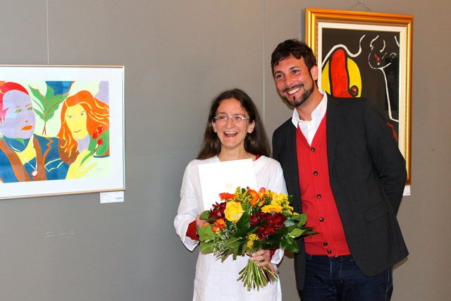 Gratulation von Bezirksvorsteher Markus Rumelhart an die frischgebackene Bezirksschreiberin.