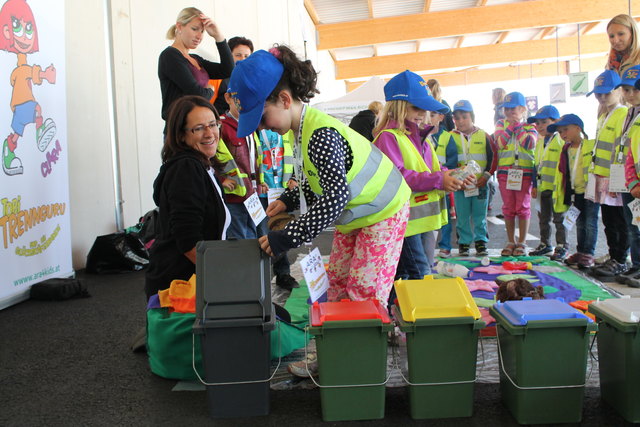 Die Kindern lernen spielerisch das richtige Trennen.