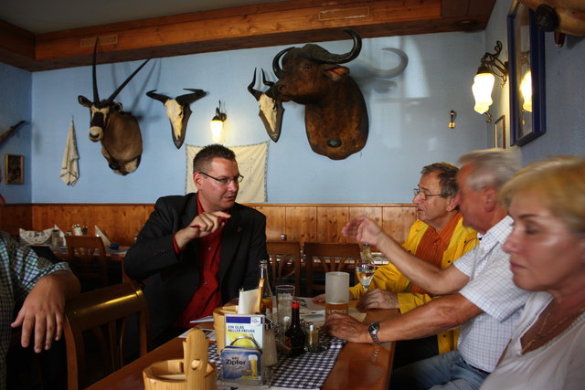 Georg Papai (l.) in einer Runde interessierter Floridsdorfer im Heurigenrestaurant Wild.