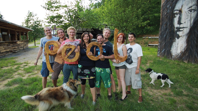 Die Peal-Familie mit Obmann Joel Hartinger, Stellvertreterin Laura Sahin und weiteren Mitgliedern. | Foto: KK