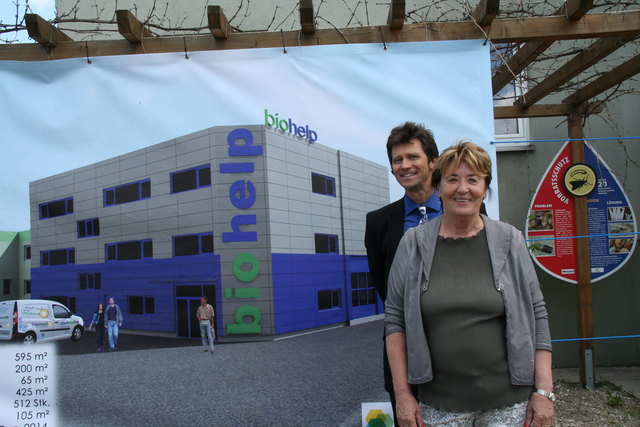 Wie das neue Gebäude aussehen soll präsentierten biohelp-Chef Michael Groß und SP-Bezirksvorsteherin Renate Angerer.