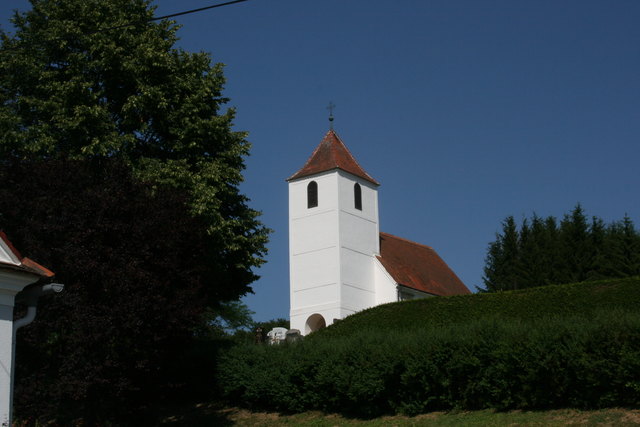 Die Filialkirche zum Hl. Laurentius im Zahlinger Friedhof gehört zu den wenigen romanischen Kirchen im Südburgenland.