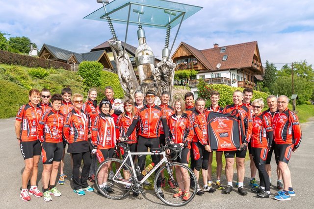 Neue Radrenndressen für Greisdorfer Wurzelhupfer