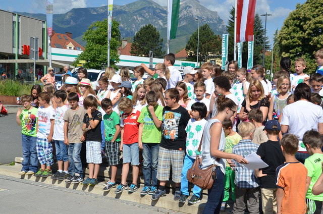 Langsam füllen sich die Reihen des Schulchors.