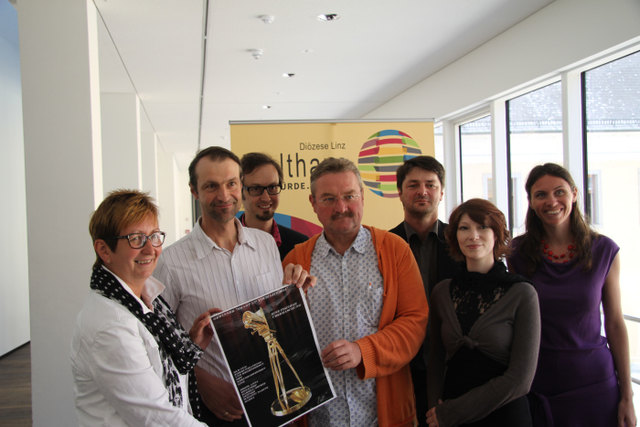 v.l.: LAbg. Ulrike Schwarz, Clemens Huber, Norbert Rainer, Ferry Öllinger, Martin Stöbich, Juliana Neuhuber und Bettina Reiter gratulieren den Siegerinnen. | Foto: Welthaus Linz