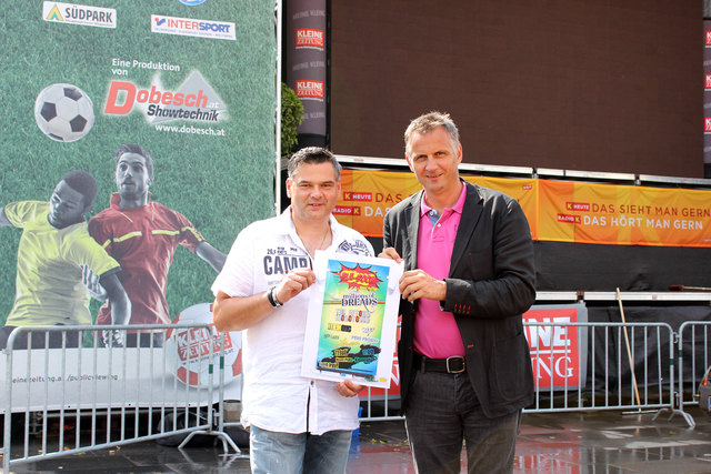 Gerhard Reinisch mit Manfred Dobesch vor der Public Viewing-Bühne | Foto: StadtPresse