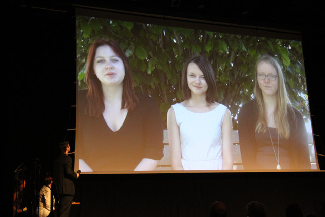 Die Siegerinnen Nadine Harra, Anna Ronacher und Sophie Leitner waren auf Projektwoche in Amsterdam, aber sie schickten eine Videobotschaft. | Foto: Welthaus Linz